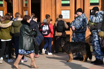 Москва. Усиление мер безопасности в московском метрополитене после взрыва в вагоне метро в Санкт-Петербурге. Сотрудники полиции с собакой у входа на станцию `Проспект Мира-кольцевая`.