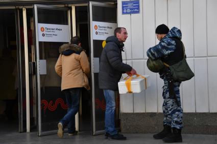 Москва. Усиление мер безопасности в московском метрополитене после взрыва в вагоне метро в Санкт-Петербурге. Сотрудник ОМОН во время досмотра вещей при входе на станцию метро `Проспект Мира`.