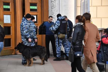 Москва. Усиление мер безопасности в московском метрополитене после взрыва в вагоне метро в Санкт-Петербурге. Сотрудники ОМОН с собакой во время досмотра вещей при входе на станцию `Проспект Мира-кольцевая`.