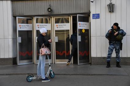 Москва. Усиление мер безопасности в московском метрополитене после взрыва в вагоне метро в Санкт-Петербурге. Сотрудник ОМОН возле входа на станцию метро `Проспект Мира`.