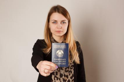 Москва. Девушка с паспортом  гражданина  Республики Беларусь.