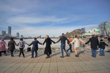 Екатеринбург. Набережная городского пруда. Участники акции \'Обними пруд\' выстраиваются в единую цепь вокруг пруда в знак протеста против строительства храма в его акватории