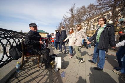 Екатеринбург. Набережная городского пруда. Участники акции \'Обними пруд\' выстраиваются в единую цепь вокруг пруда в знак протеста против строительства храма в его акватории