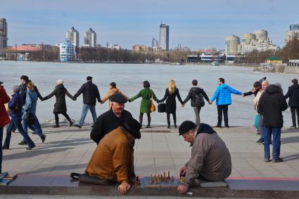 Екатеринбург. Набережная городского пруда. Участники акции \'Обними пруд\' выстраиваются в единую цепь вокруг пруда в знак протеста против строительства храма в его акватории