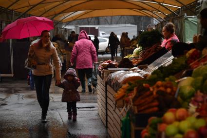 Москва. Покупатели  и продавцы на ярмарке выходного дня.