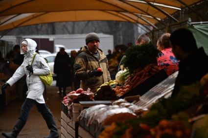 Москва. Покупатели и продавцы на ярмарке выходного дня.