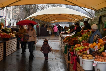 Москва. Покупатели  и продавцы на ярмарке выходного дня.