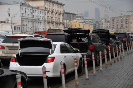 Москва. Машины припаркованные с нарушением ПДД.