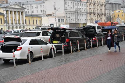 Москва. Машины припаркованные с нарушением ПДД.