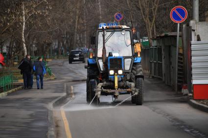 Москва. Поливальная машина на улице города.