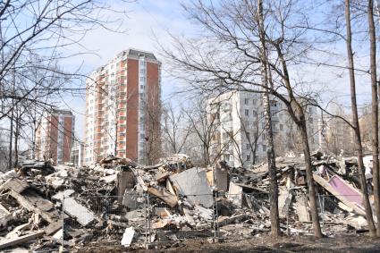 Москва. Снос пятиэтажного жилого дома на Полярной улице .