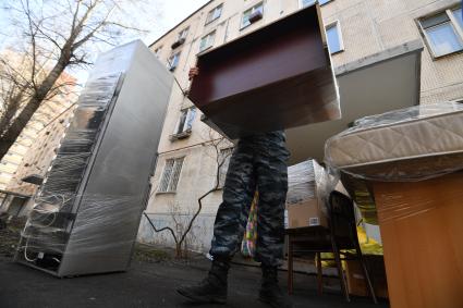 Москва. Мебель у  подъезда  дома на Полярной улице.