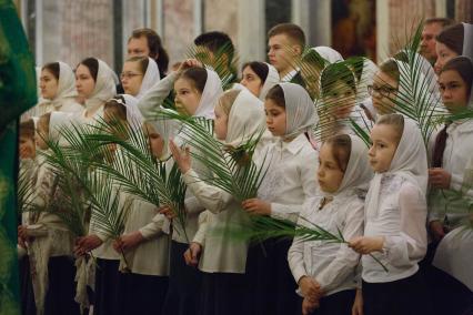 Санкт-Петербург. Ученики  православных гимназий и воскресных школ на праздничной литургии  по случаю Вербного воскресенья в Исаакиевском соборе.