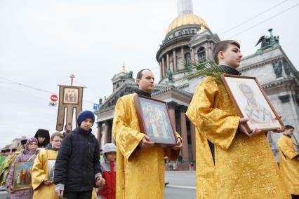 Санкт-Петербург. Крестный ход  по случаю Вербного воскресенья в Исаакиевском соборе.