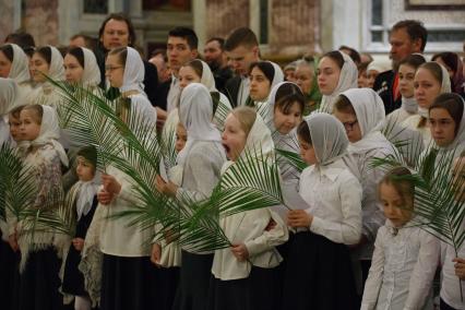 Санкт-Петербург. Ученики православных гимназий и воскресных школ на праздничной литургии по случаю Вербного воскресенья в Исаакиевском соборе.