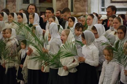 Санкт-Петербург. Ученики  православных гимназий и воскресных школ на праздничной литургии  по случаю Вербного воскресенья в Исаакиевском соборе.