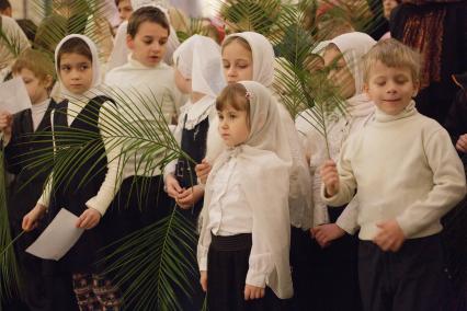 Санкт-Петербург. Ученики  православных гимназий и воскресных школ на праздничной литургии  по случаю Вербного воскресенья в Исаакиевском соборе.