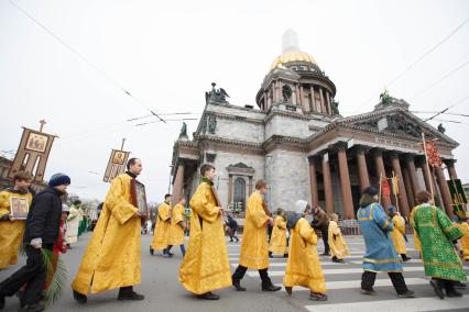 Санкт-Петербург. Крестный ход  по случаю Вербного воскресенья в Исаакиевском соборе.