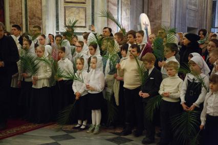 Санкт-Петербург. Ученики  православных гимназий и воскресных школ на праздничной литургии  по случаю Вербного воскресенья в Исаакиевском соборе.