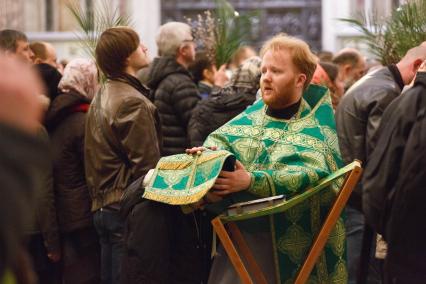 Санкт-Петербург. Крестный ход  по случаю Вербного воскресенья в Исаакиевском соборе.