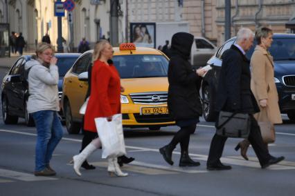 Москва.  Пешеходы переходят улицу.