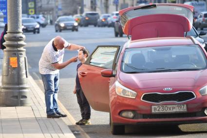 Москва. Мужчина оказывает мальчику помощь.