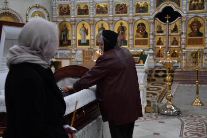 Московская область , Переделкино. Вдова Евгения Евтушенко Мария Новикова  во время  отпевания  поэта  Евгения Евтушенко    в храме святого благоверного князя Игоря Черниговского в Переделкино