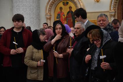 Московская область , Переделкино. Сын Евгения Евтушенко Дмитрий, сестра поэта Елена, вдова Евгения Евтушенко Мария Новикова (слева направо) во время отпевания поэта Евгения Евтушенко в храме святого благоверного князя Игоря Черниговского в Переделкино.