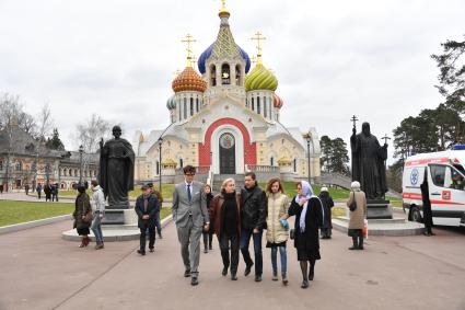 Московская область , Переделкино. Сын  Евгения Евтушенко  Евгений , вдова  Мария Новикова  и актер  Сергей Маховиков (справа)  после отпевания  поэта  Евгения Евтушенко   в храме святого благоверного князя Игоря Черниговского в Переделкино.