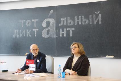 Новосибирск. Автор текста акции `Тотальный диктант` , писатель Леонид Юзефович в аудитории Новосибирского государственного университета.