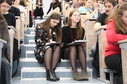 Новосибирск. Участники  во время ежегодной акции  по проверке грамотности `Тотальный диктант` в аудитории Новосибирского  государственного  университета.