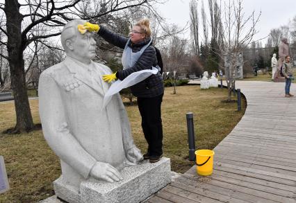 Москва. Участница общегородского субботника `За чистоту икусства` в парке  `Музеон` моет памятник Леониду Брежневу.