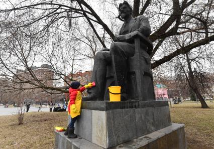 Москва. Девочка во время  общегородского субботника `За чистоту икусства` в парке  `Музеон` моет памятник  Михаила Калинина.