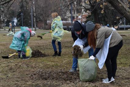 Москва. Участники общегородского субботника`За чистоту икусства` в парке  `Музеон` убирают сухие листья с газона.