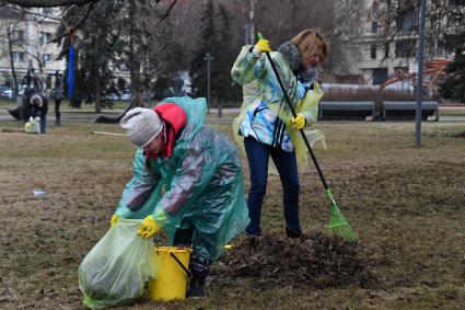 Москва. Участники общегородского субботника`За чистоту икусства` в парке  `Музеон` убирают сухие листья с газона.