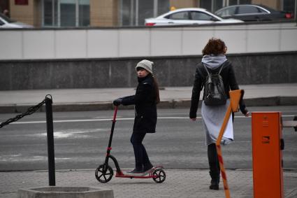 Москва. Девочка с самокатом  в парке `Музеон`