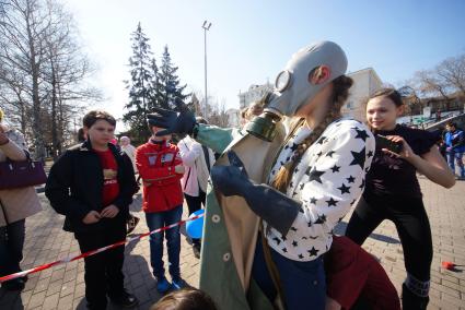 Екатеринбург. Девочка одевает ОЗК (общевойсковой защитный костюм) и противогаз, во время празднования дня космонавтики