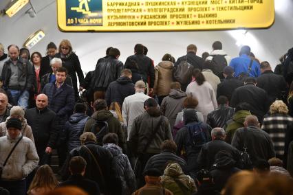 Москва.  Пассажиры в переходе  на Таганско-Краснопресненскую линию метро.