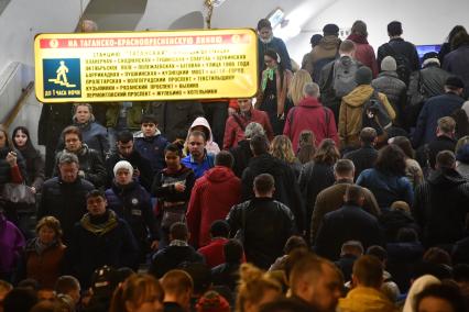 Москва.  Пассажиры в переходе  на Таганско-Краснопресненскую линию метро.