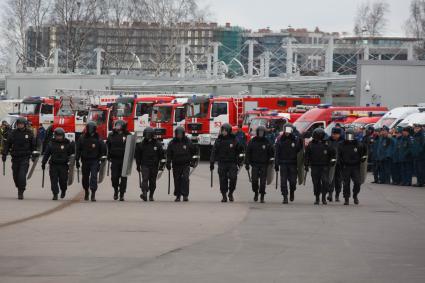 Санкт-Петербург.  Сотрудники полиции  во время проведения  совместных учений МЧС и экстренных служб по ликвидации последствий черезвычайных ситуаций у стадиона `Санкт-Петербург Арена`.