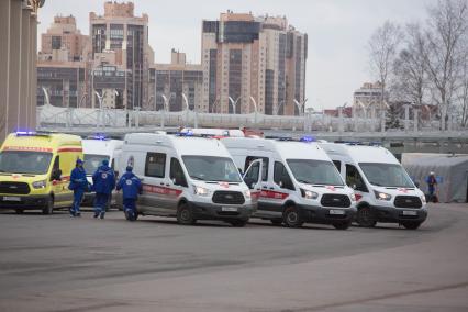 Санкт-Петербург.  Машины скорой медицинской помощи  у стадиона `Санкт-Петербург Арена`во время проведения  совместных учений МЧС и экстренных служб по ликвидации последствий черезвычайных ситуаций.