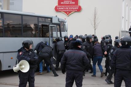 Санкт-Петербург.  Сотрудники полиции  и ОМОН задерживают нарушителей  во время проведения  совместных учений МЧС и экстренных служб по ликвидации последствий черезвычайных ситуаций у стадиона `Санкт-Петербург Арена`