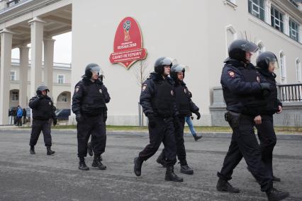 Санкт-Петербург.  Сотрудники полиции  во время проведения  совместных учений МЧС и экстренных служб по ликвидации последствий черезвычайных ситуаций у стадиона `Санкт-Петербург Арена`.