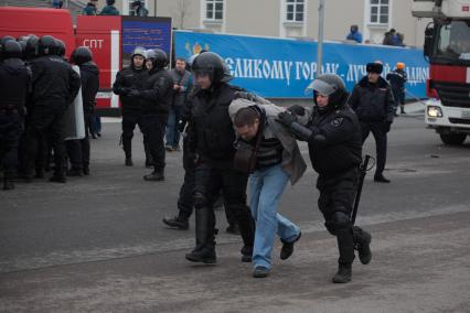 Санкт-Петербург.  Сотрудники ОМОН задерживают нарушителя во время проведения  совместных учений МЧС и экстренных служб по ликвидации последствий черезвычайных ситуаций у стадиона `Санкт-Петербург Арена`.