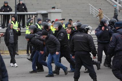 Санкт-Петербург. Сотрудники полиции и ОМОН задерживают нарушителей во время проведения совместных учений МЧС и экстренных служб по ликвидации последствий черезвычайных ситуаций у стадиона `Санкт-Петербург Арена`