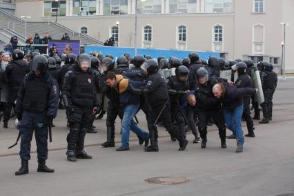 Санкт-Петербург.  Сотрудники полиции   и ОМОН задерживают нарушителей  во время проведения  совместных учений МЧС и экстренных служб по ликвидации последствий черезвычайных ситуаций у стадиона `Санкт-Петербург Арена`