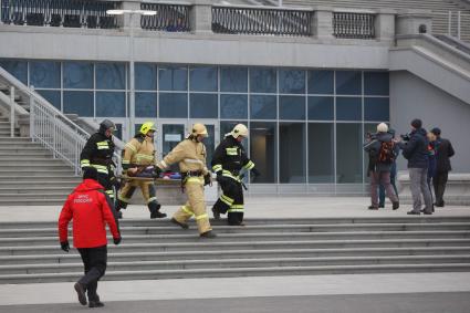 Санкт-Петербург.  Сотрудники противопожарной службы  эвакуируют пострадавшего во время проведения  совместных учений МЧС и экстренных служб по ликвидации последствий черезвычайных ситуаций у стадиона `Санкт-Петербург Арена`.