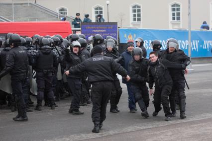 Санкт-Петербург.  Сотрудники ОМОН задерживают нарушителя во время проведения  совместных учений МЧС и экстренных служб по ликвидации последствий черезвычайных ситуаций у стадиона `Санкт-Петербург Арена`.