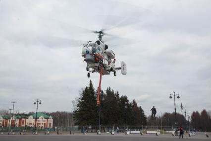 Санкт-Петербург.  Вертолет МЧС России  у стадиона `Санкт-Петербург Арена`во время проведения  совместных учений МЧС и экстренных служб по ликвидации последствий черезвычайных ситуаций.