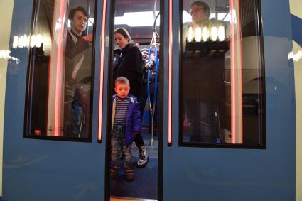 Москва. Пассажиры в вагоне нового поезда 765-й серии `Москва`, запущенного на Таганско-Краснопресненской линии метро.